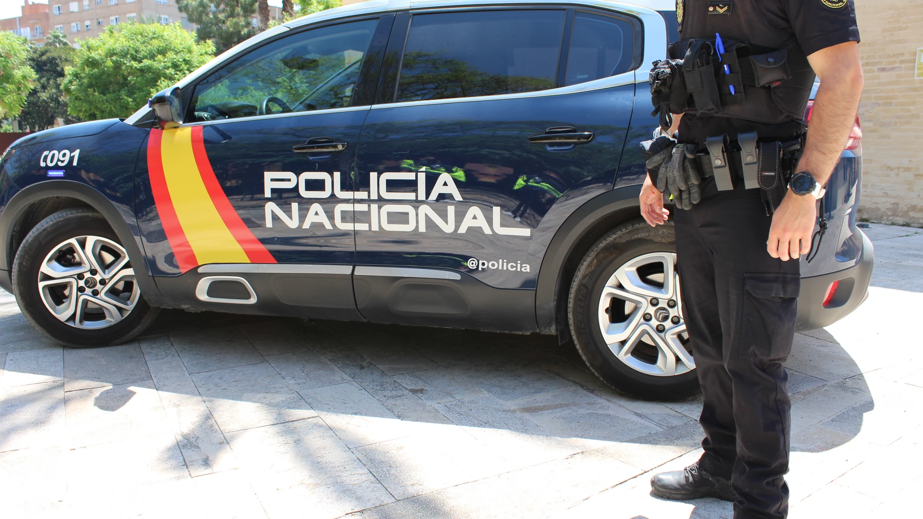 Los hechos ocurrieron este sábado, sobre las nueve y media de la mañana, cuando los policías fueron comisionados por la Sala del 091 para que acudiesen a una calle del distrito valenciano de Marítim