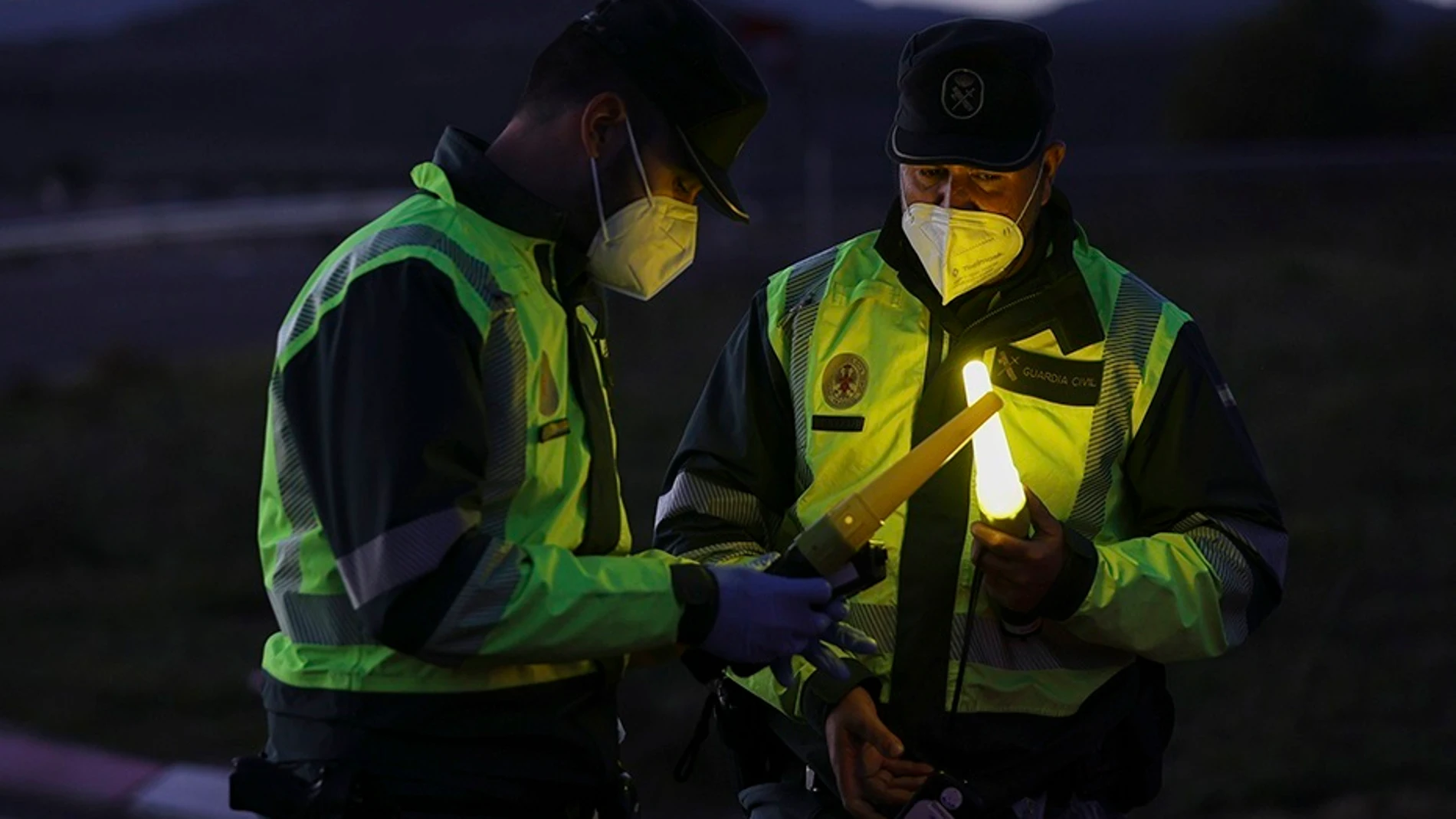 Dos agentes durante un control de la Guardia Civil en una imagen de archivo. JESÚS HELLÍN / EUROPA PRESS