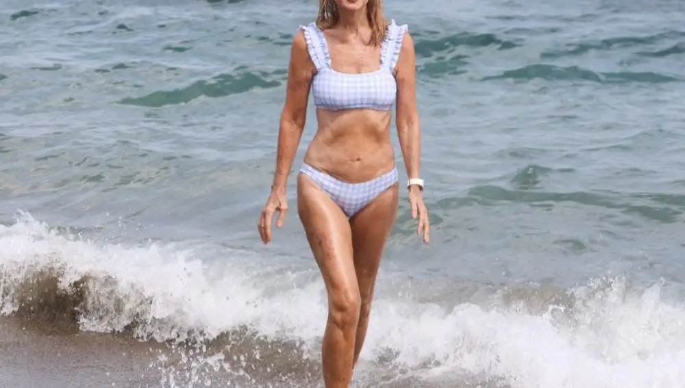 Carmen Lomana en la playa en bikini.