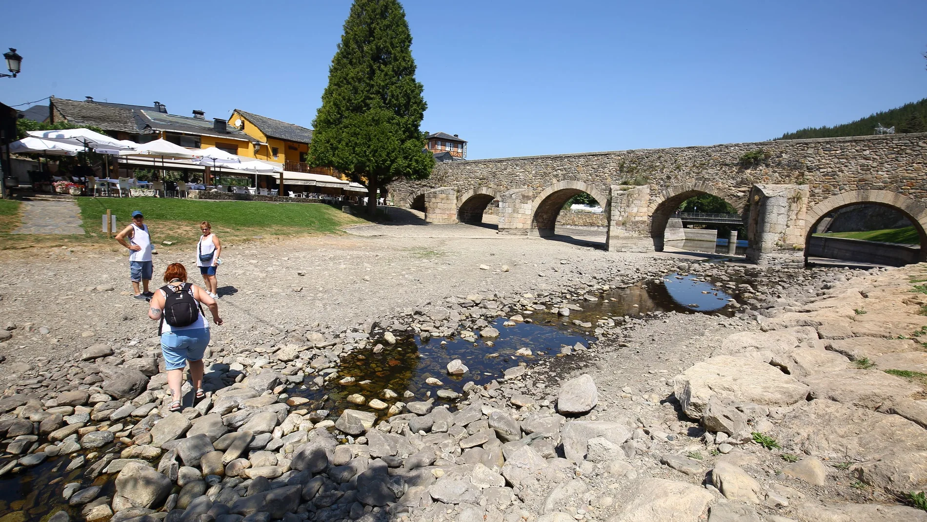 El río Meruelo a su paso por Molinaseca (León) con poco agua