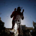 Un hombre se refresca en una de las fuentes de la plaza de las Tendillas de Córdoba. EFE/ Salas