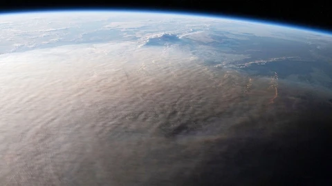 Una imagen del 16 de enero de 2022 muestra la columna de ceniza de la erupción volcánica Hunga Tonga