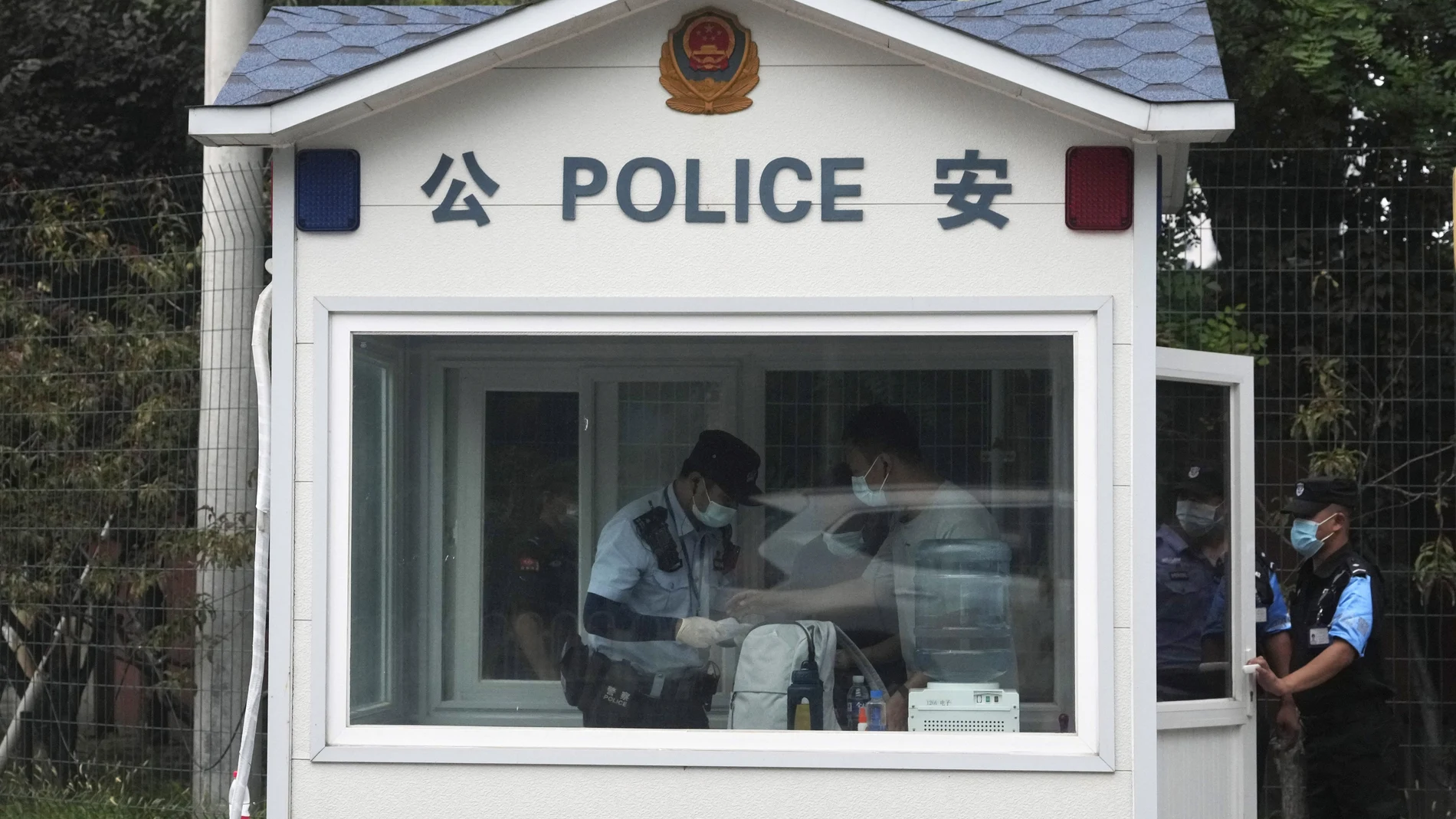 Policías chinos frente a la embajada de EE UU en Pekín, esta semana