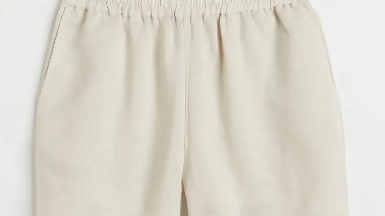 Pantalón corto en mezcla de lino, de H&M