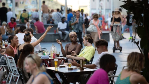 Varias personas sentadas en la terraza de un bar en Barcelona
