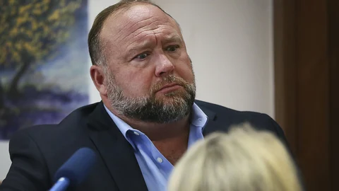 El conspiranoico Alex Jones durante el juicio