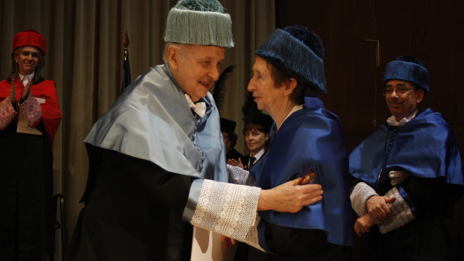 Investidura de doctores honoris causa por la UNED a Margarita Salas y Santiago Grisolía, en 2011