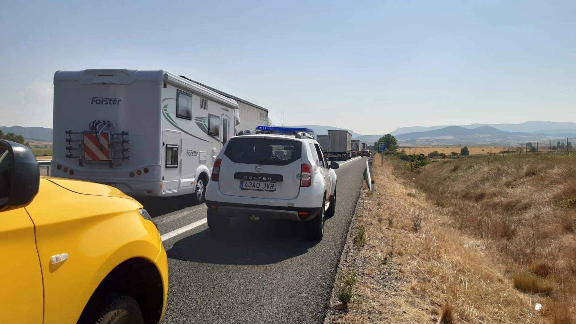 Protección Civil y Cruz Roja ofrecen agua a los afectados en las retenciones de la AP-1 motivadas por un accidente en Pancorbo (Burgos)