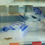 Detalle de una bolsa de cubos de hielo en un supermercado tras la falta de éstos por la gran demanda, a 4 de agosto de 2022 en Sevilla (Andalucía, España)
