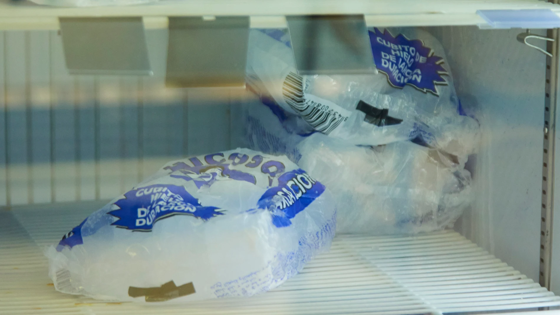 Detalle de una bolsa de cubos de hielo en un supermercado tras la falta de éstos por la gran demanda, a 4 de agosto de 2022 en Sevilla (Andalucía, España)