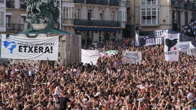 Ambiente durante la bajada del Celedón, en la plaza de la Virgen Blanca, ayer.