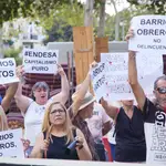 Numerosos vecinos de Sevilla durante la protesta del colectivo Barrios Hartos protesta frente a la sede de Endesa. Joaquin Corchero / Europa Press 04/08/2022