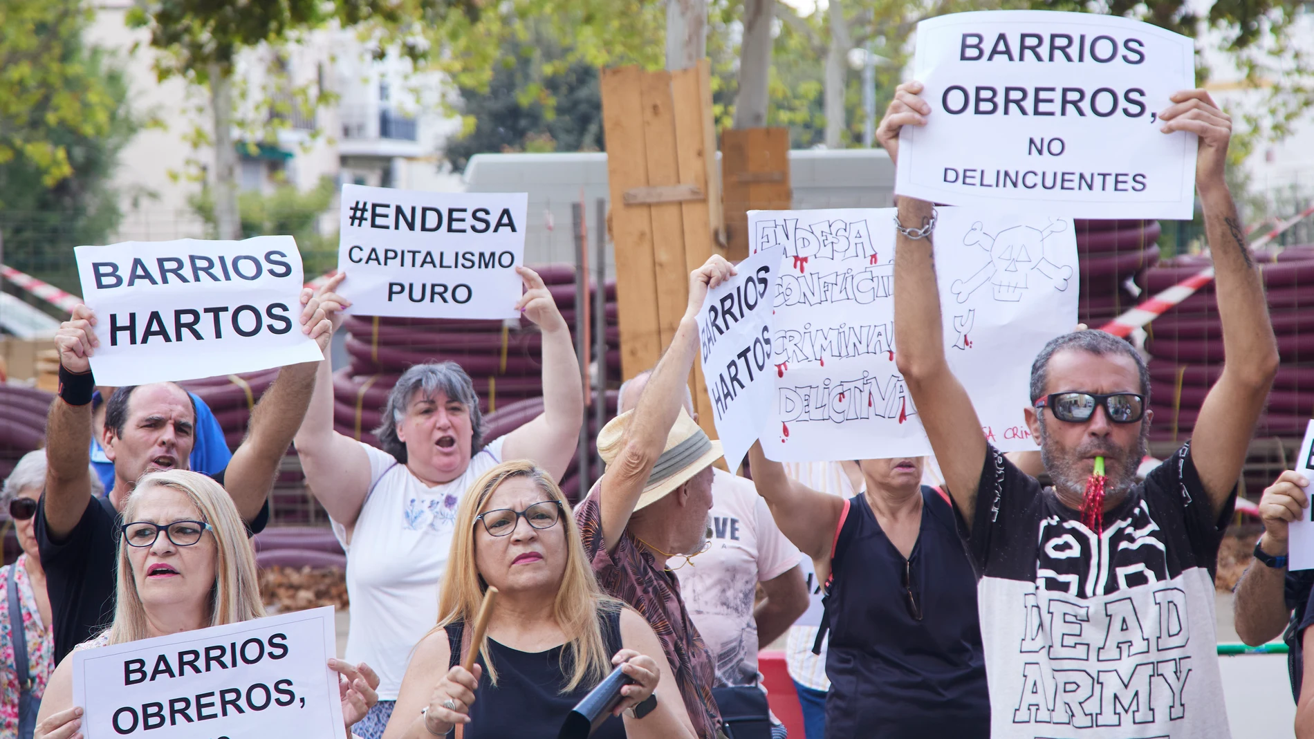 Numerosos vecinos de Sevilla durante la protesta del colectivo Barrios Hartos protesta frente a la sede de Endesa. Joaquin Corchero / Europa Press 04/08/2022