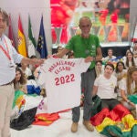 El responsable de la fundación del Sevilla FC entrega una camiseta con los apellidos de Magallanes y Elcano a la expedición Vuelta al Mundo. EFE/ Macarena Soto
