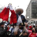 Un imitador del presidente de Perú, Pedro Castillo, brinda su respaldo junto a un grupo de seguidores mientras el presidente permanece en la Fiscalía de la Nación, ayer, en Lima