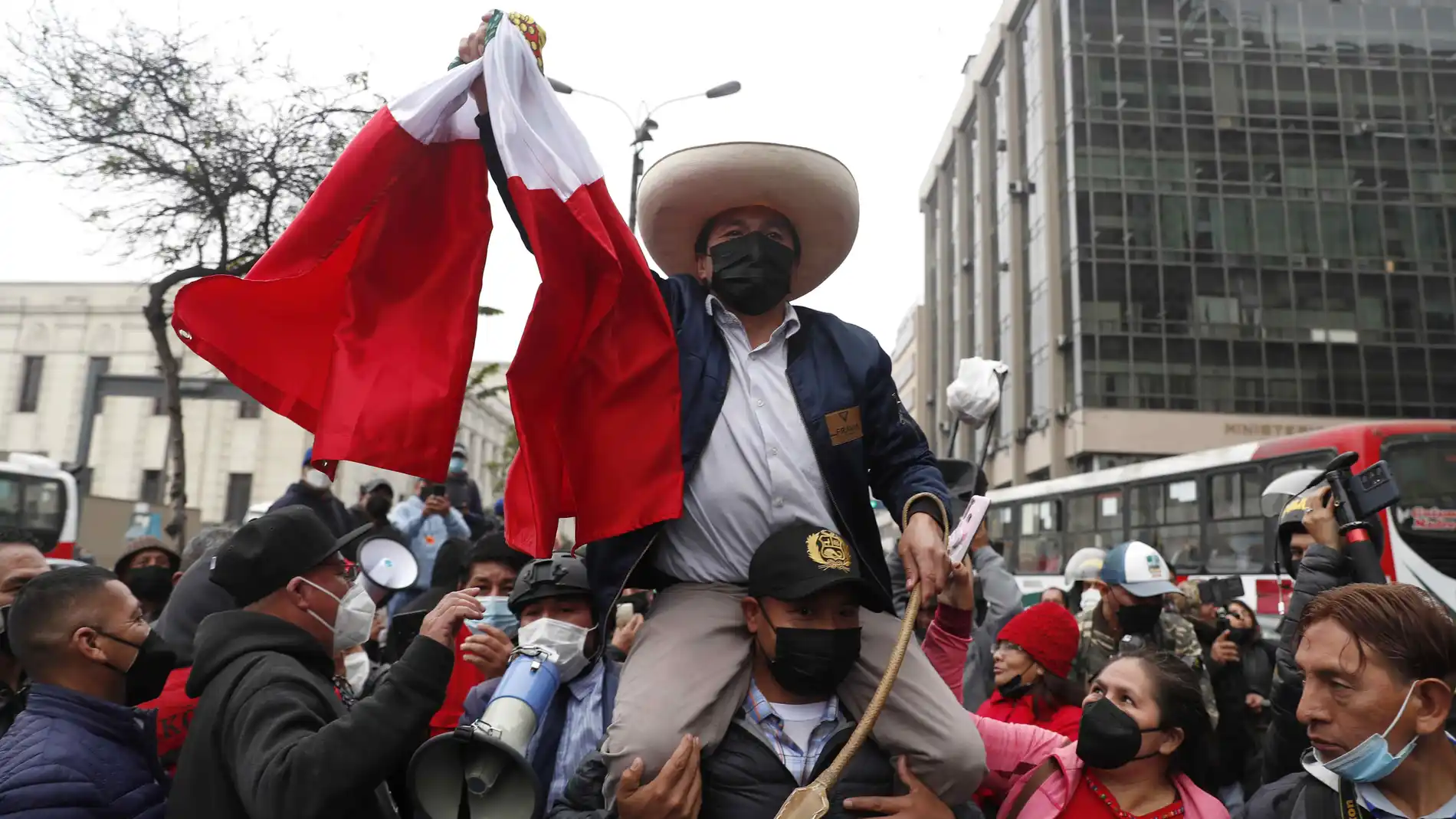 Un imitador del presidente de Perú, Pedro Castillo, brinda su respaldo junto a un grupo de seguidores mientras el presidente permanece en la Fiscalía de la Nación, ayer, en Lima