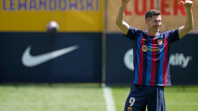 El jugador polaco Robert Lewandowski, durante la presentación en el Camp Nou