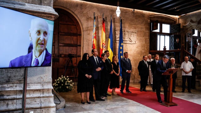 El presidente de la Generalitat valenciana, Ximo Puig (c), interviene junto a otras autoridades y familiares en la capilla ardiente del científico valenciano Santiago Grisolía, instalada en el Palau de la Generalitat