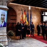 El presidente de la Generalitat valenciana, Ximo Puig (c), interviene junto a otras autoridades y familiares en la capilla ardiente del científico valenciano Santiago Grisolía, instalada en el Palau de la Generalitat