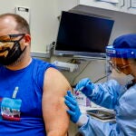 Un hombre recibe una de las vacunas contra este virus, en Estados Unidos