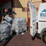 Un distribuidor carga sacos de hielo listos para su consumo en la fábrica de cubitos de hielo La Estrella en Coria del Río (Sevilla). EFE/ José Manuel Vidal