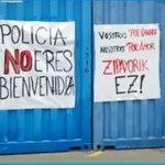 Carteles contra la Ertzaintza aparecidos en el barrio de Romo, en Guecho, Vizcaya.