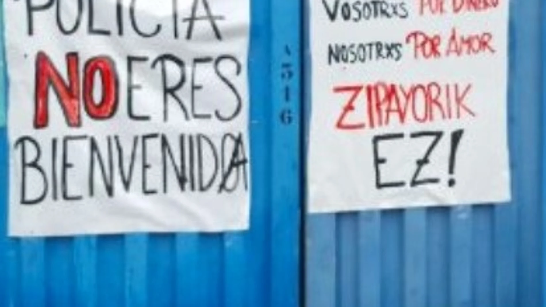 Carteles contra la Ertzaintza aparecidos en el barrio de Romo, en Guecho, Vizcaya.