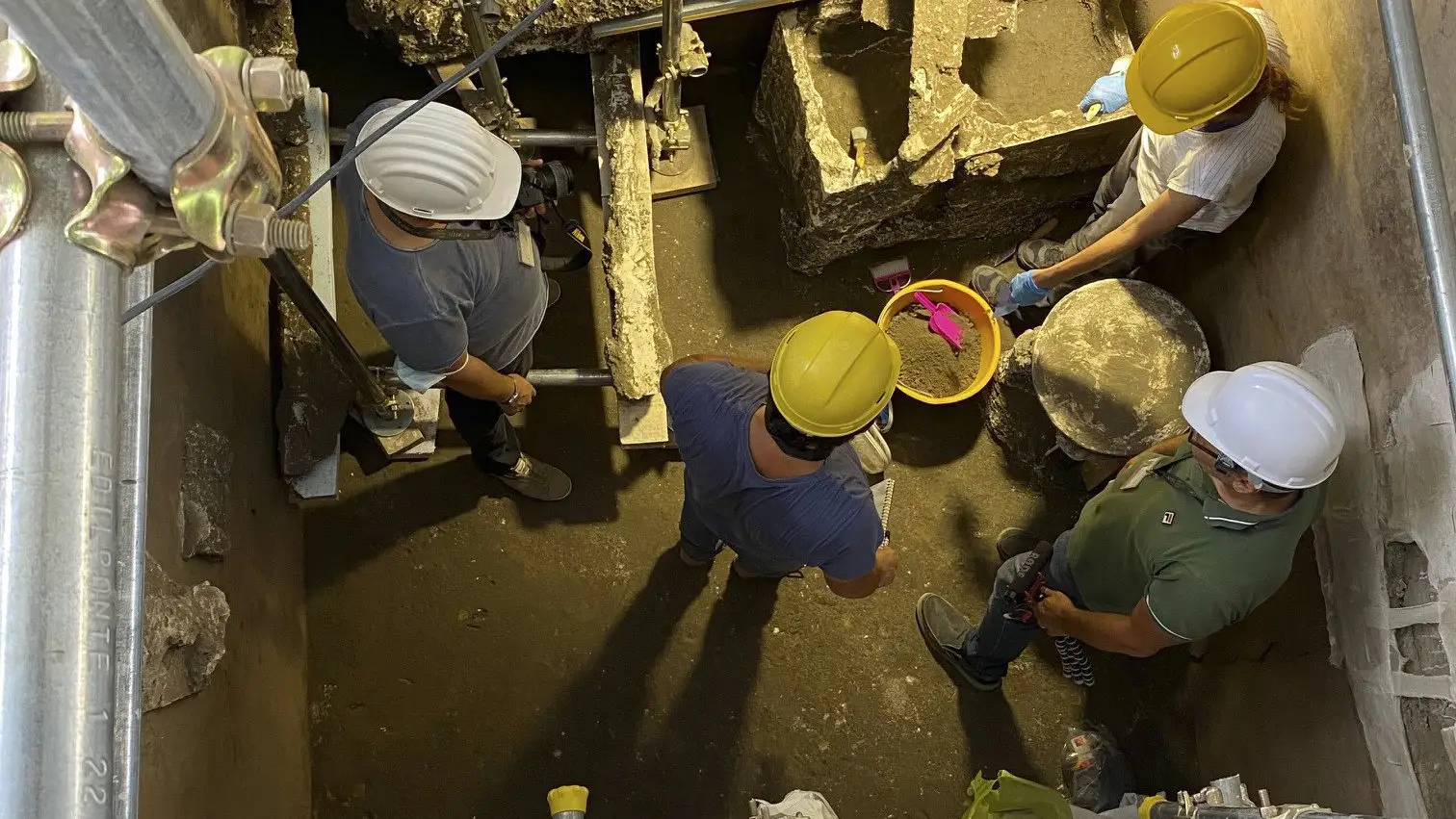 Arqueólogos trabajando en la casa que han sacado a la luz