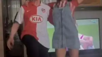 Ortega y su hija animando a su equipo en el derbi madrileño