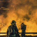 Operarios de las Brigadas de Refuerzo de Incendios Forestales (BRIF) lucha contra las llamas en, Boiro, A Coruña
