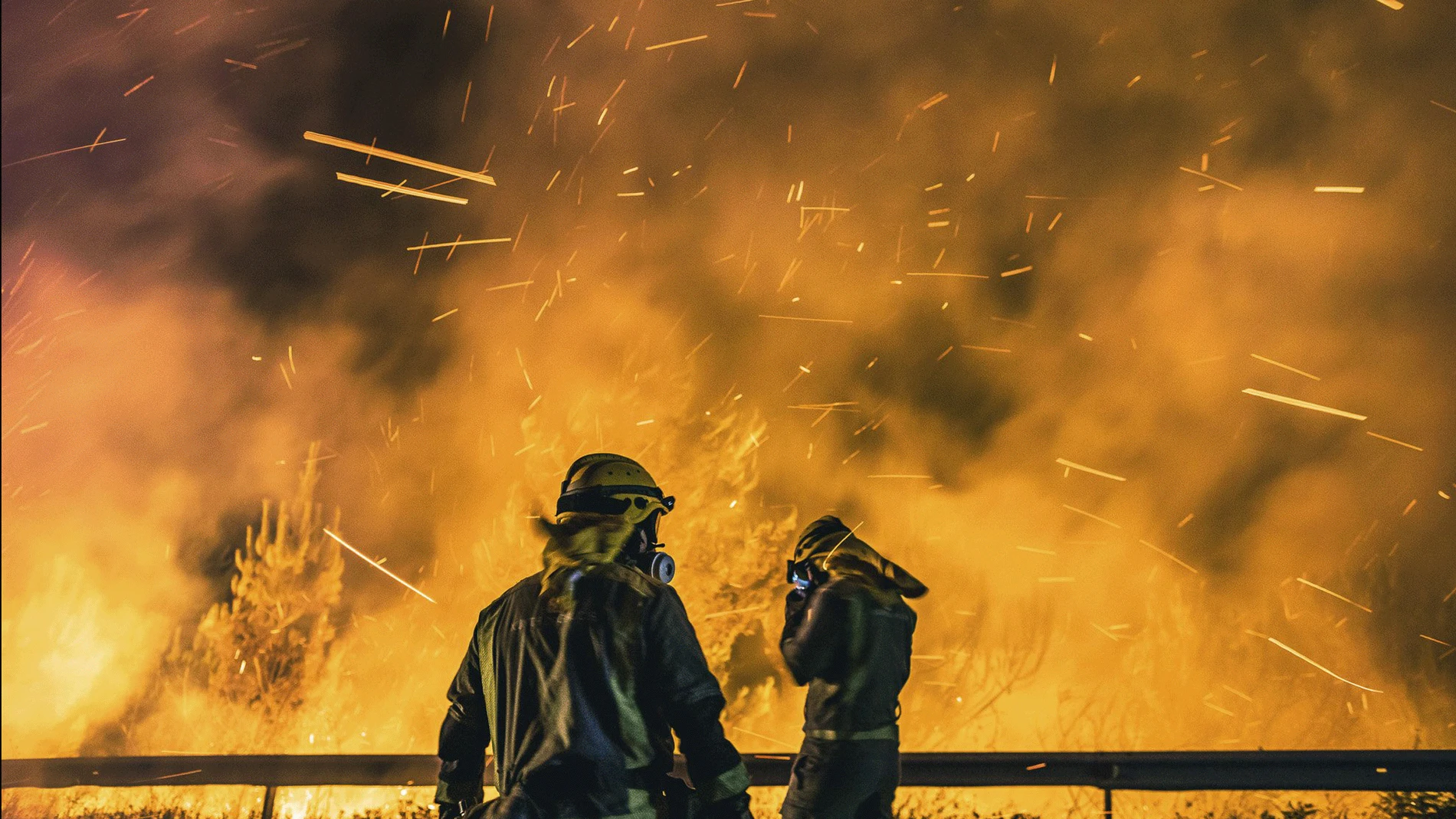 Operarios de las Brigadas de Refuerzo de Incendios Forestales (BRIF) lucha contra las llamas en, Boiro, A Coruña