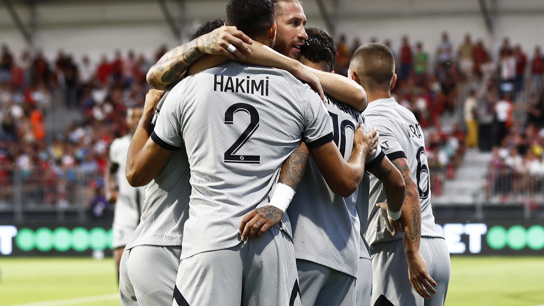 Los jugadores del PSG celebran un gol ante el Clermont