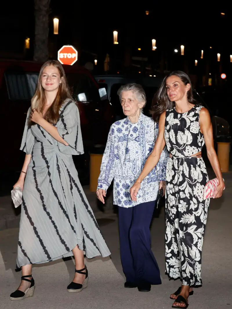 PALMA DE MALLORCA, 05/08/2022.- La reina Letizia, la princesa Leonor (i) e Irene de Grecia (c), a su salida de una cena celebrada este viernes en Palma de Mallorca. EFE/Ballesteros