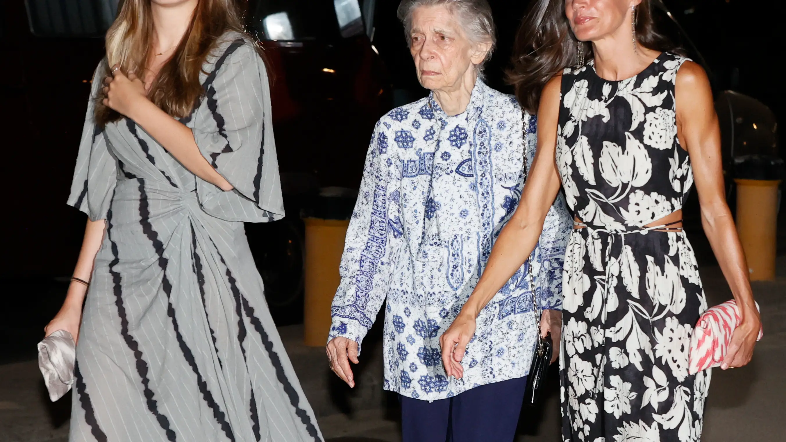 PALMA DE MALLORCA, 05/08/2022.- La reina Letizia, la princesa Leonor (i) e Irene de Grecia (c), a su salida de una cena celebrada este viernes en Palma de Mallorca. EFE/Ballesteros