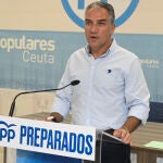 El coordinador general del PP, Elías Bendodo durante la rueda de prensa de este sábado en Ceuta. EFE/ Reduan Dris