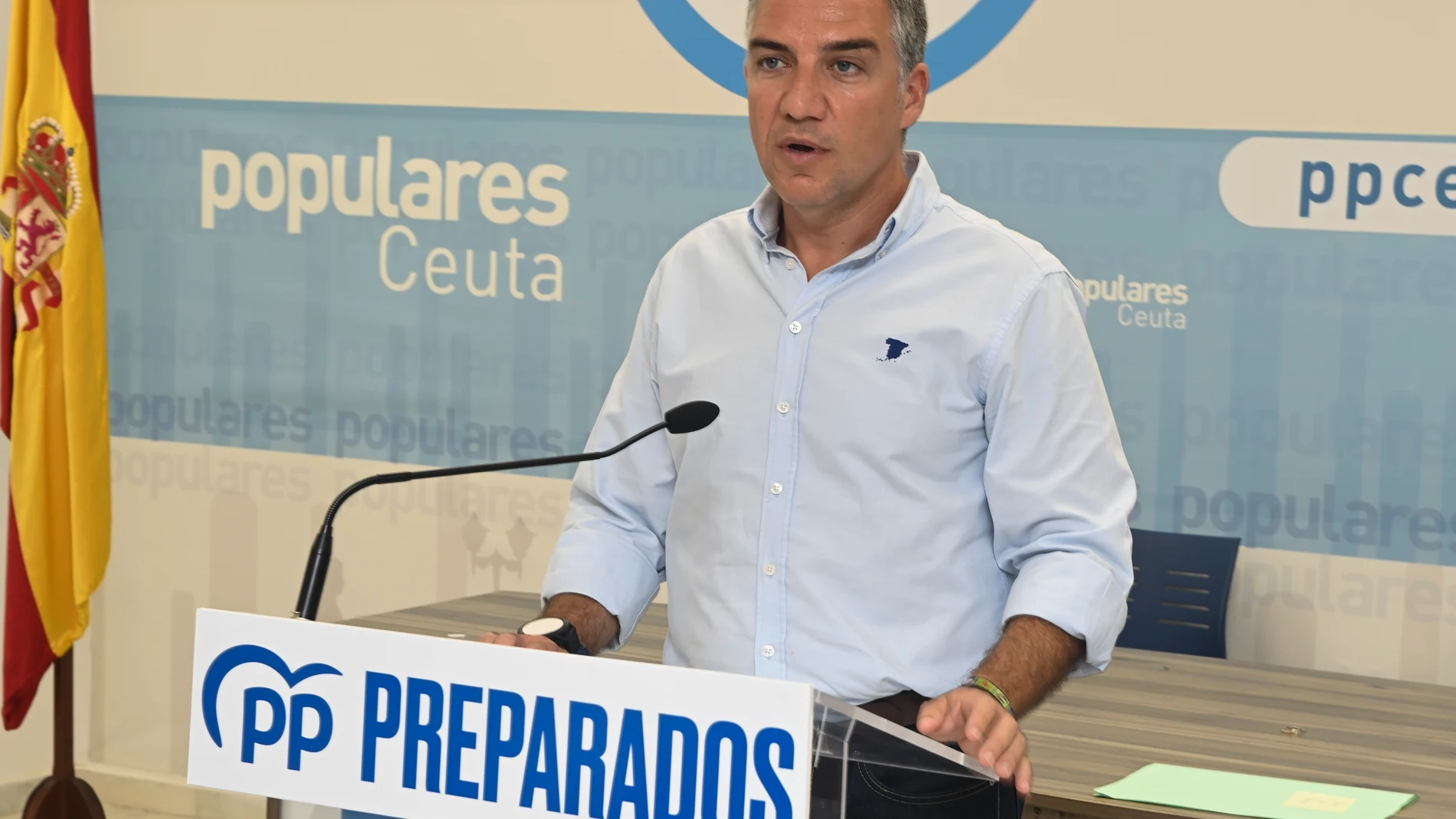 El coordinador general del PP, Elías Bendodo durante la rueda de prensa de este sábado en Ceuta. EFE/ Reduan Dris