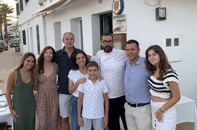 Oriol Castro junto a su familia, amigos y el cocinero David Coca.