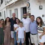 Oriol Castro junto a su familia, amigos y el cocinero David Coca.