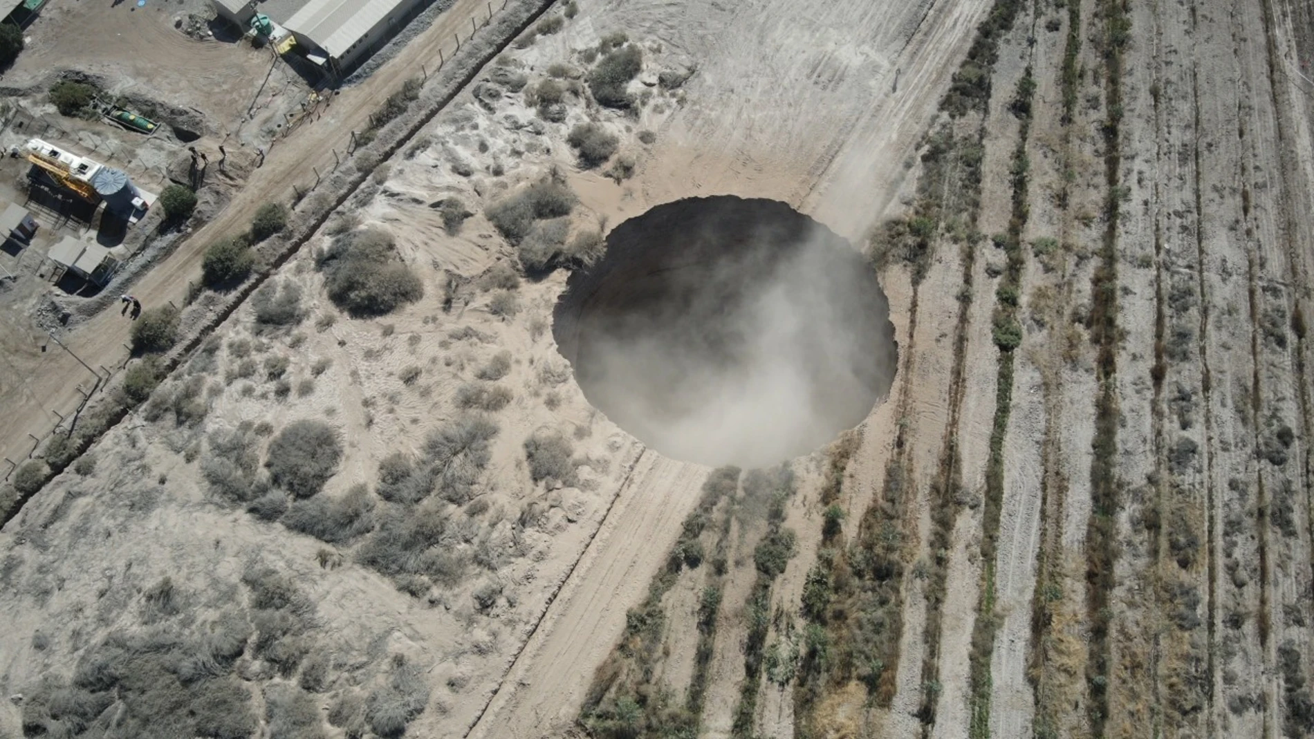 Fotografía aérea cedida por la municipalidad de Tierra Amarilla, situada en el norte de Chile, que muestra el socavón provocado por las labores de La Minera Candelaria en Tierra Amarilla (Chile).