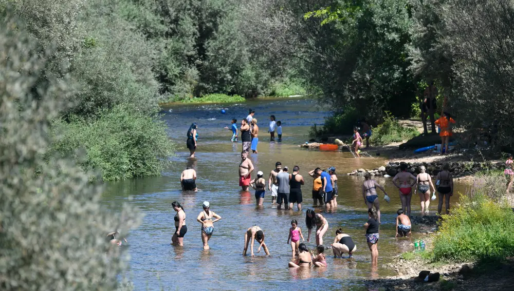GRAF9777. ALDEA DEL FRESNO (MADRID), 07/08/2022.- Varias personas se bañan en la piscina natural del Alberche en aldea del Fresno, Madrid, este domingo. EFE/Víctor Lerena