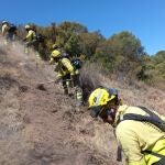 Operarios en acción para extinguir un incendio forestal