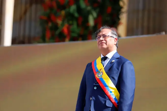 El ex guerrillero Gustavo Petro jura como presidente de Colombia