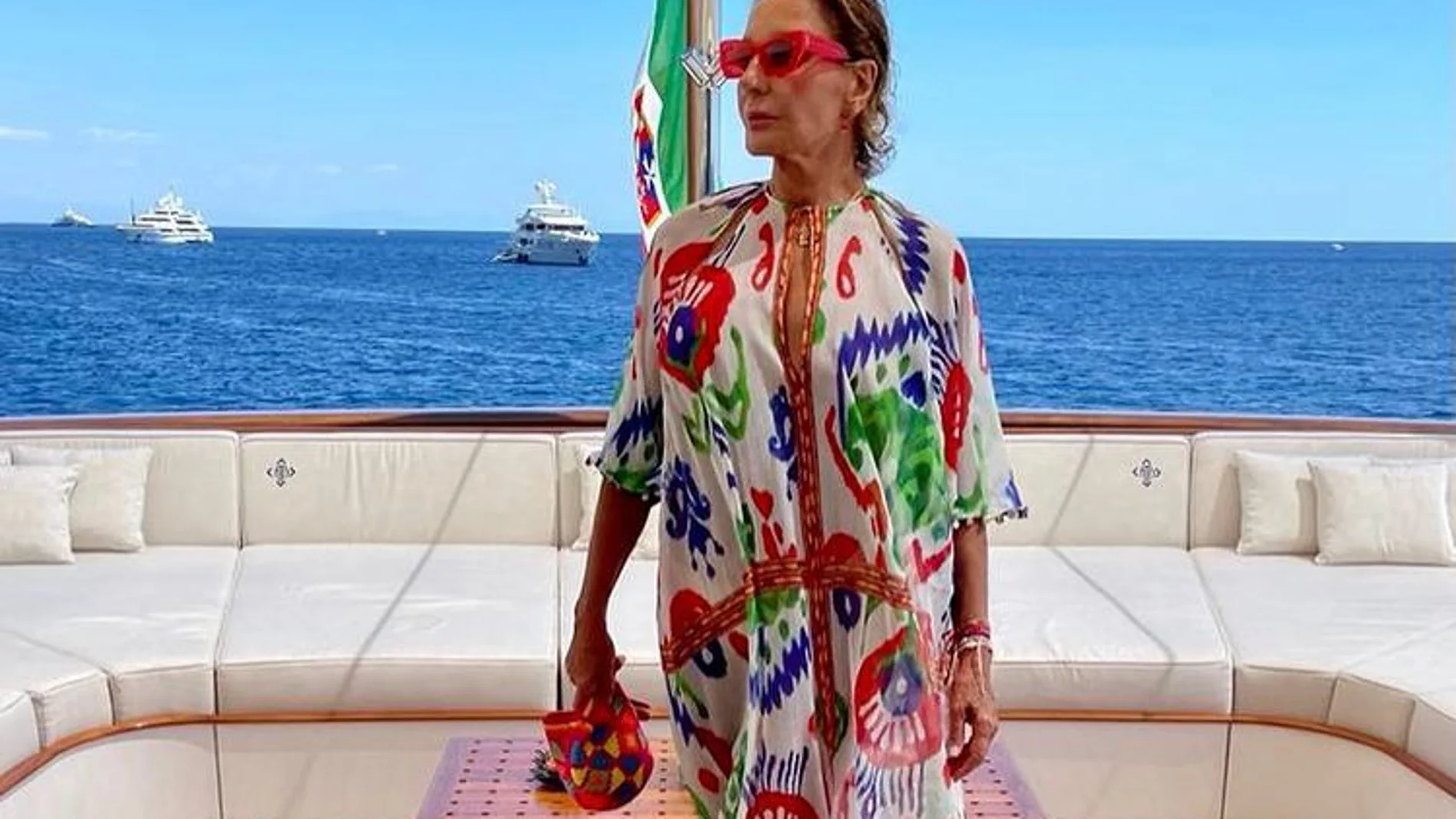 El último vestido de Zara que las mujeres de 50 y 70 años van a comprar en agosto es esta maravilla de cuello halter con el Naty Abascal navega en Capri