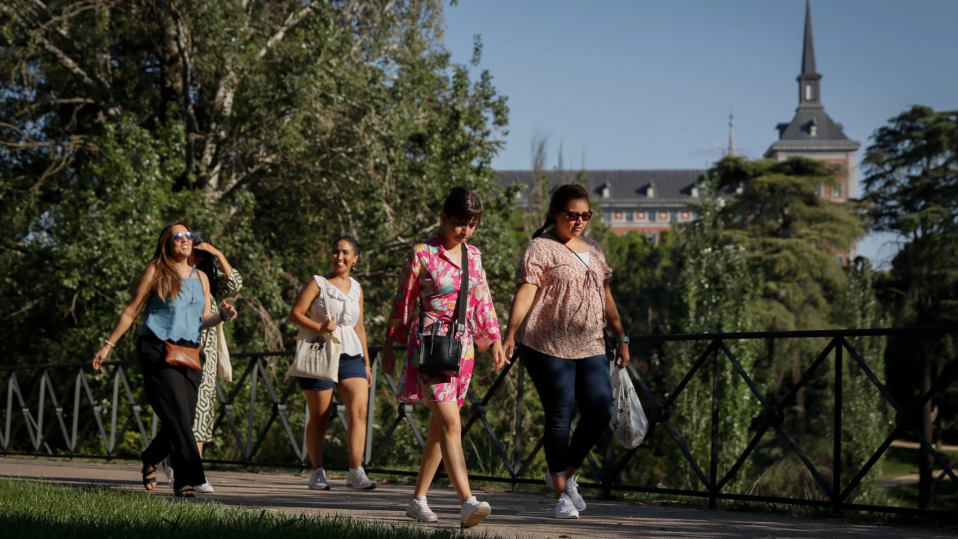 Mujeres pasean este domingo por el Parque del Oeste, en Madrid.