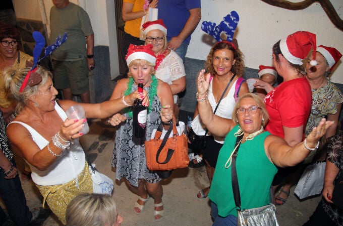 Varias personas celebran la Nochevieja veraniega anoche en la localidad de Bérchules, en la Alpujarra de Granada