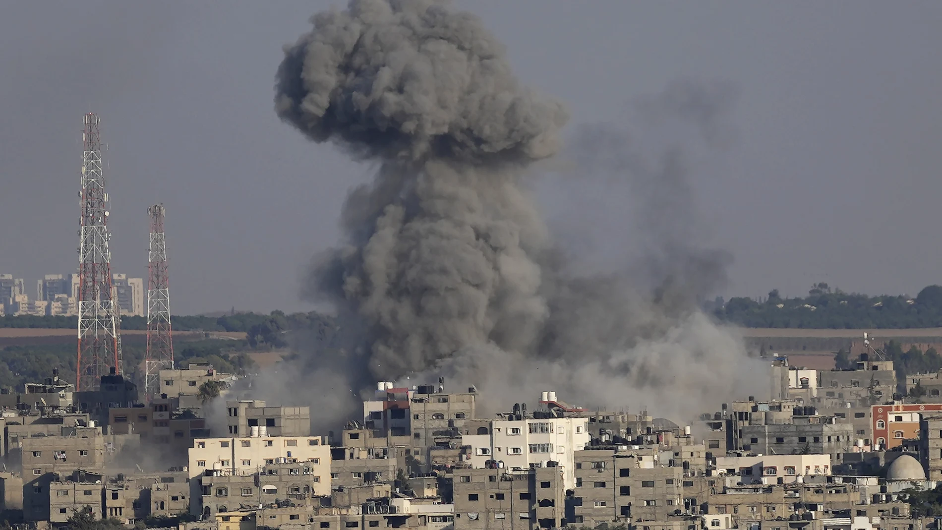 Humareda tras un bombardeo israelí sobre la Franja de Gaza