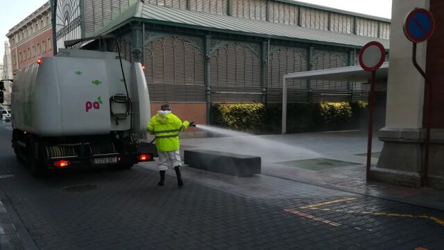 Trabajador del servicio de limpieza de Urbaser en Palencia