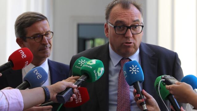 El consejero de Turismo, Cultura y Deporte, Arturo Bernal, atiende a los medios tras la reunión telemática con la Conferencia Sectorial de Energía