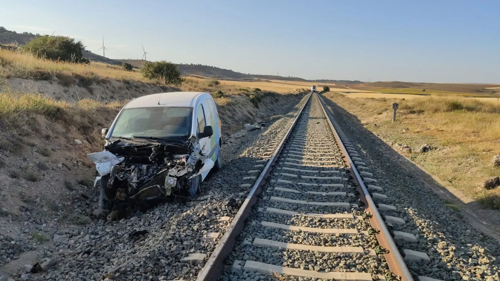 Accidente sin heridos por colision entre un tren y una furgoneta en la linea Soria-Torralba