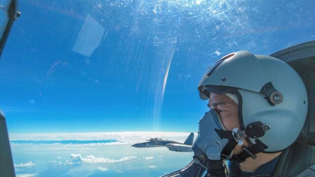 Un piloto participa en las maniobras militares del Ejército chino junto a Taiwán